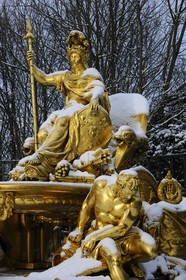 France, Yvelines (78), parc du château de Versailles sous la neige, classé Patrimoine Mondial de l'UNESCO, statue du bosquet de l'Arc de Triomphe