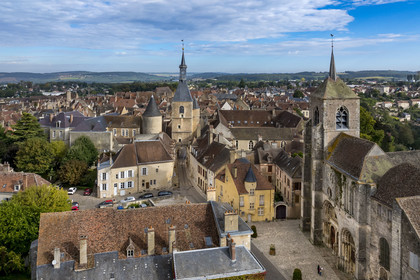France, Yonne (89), parc naturel régional du Morvan, Avallon, la vieille ville, la tour de l'Horloge et l'église collégiale Saint-Lazare à droite (vue aérienne)