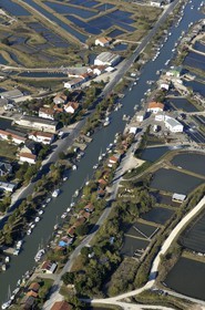 France, Charente-Maritime (17), bassin de Marennes-Oléron, La Tremblade, port de la grève (vue aérienne)