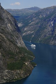 Norvège, More Og Romsdal, bateau de croisière dans le Geirangerfjord (vue aérienne)