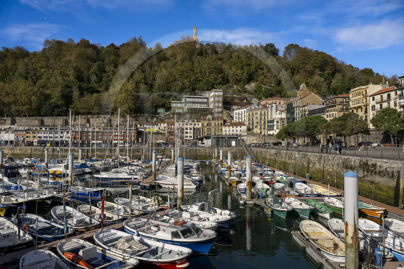 Spain, province of Gipuzkoa (Gipuzkoa), San Sebastian (Donostia), the Old Port at the foot of Mount Urgull and the castle of La Mota