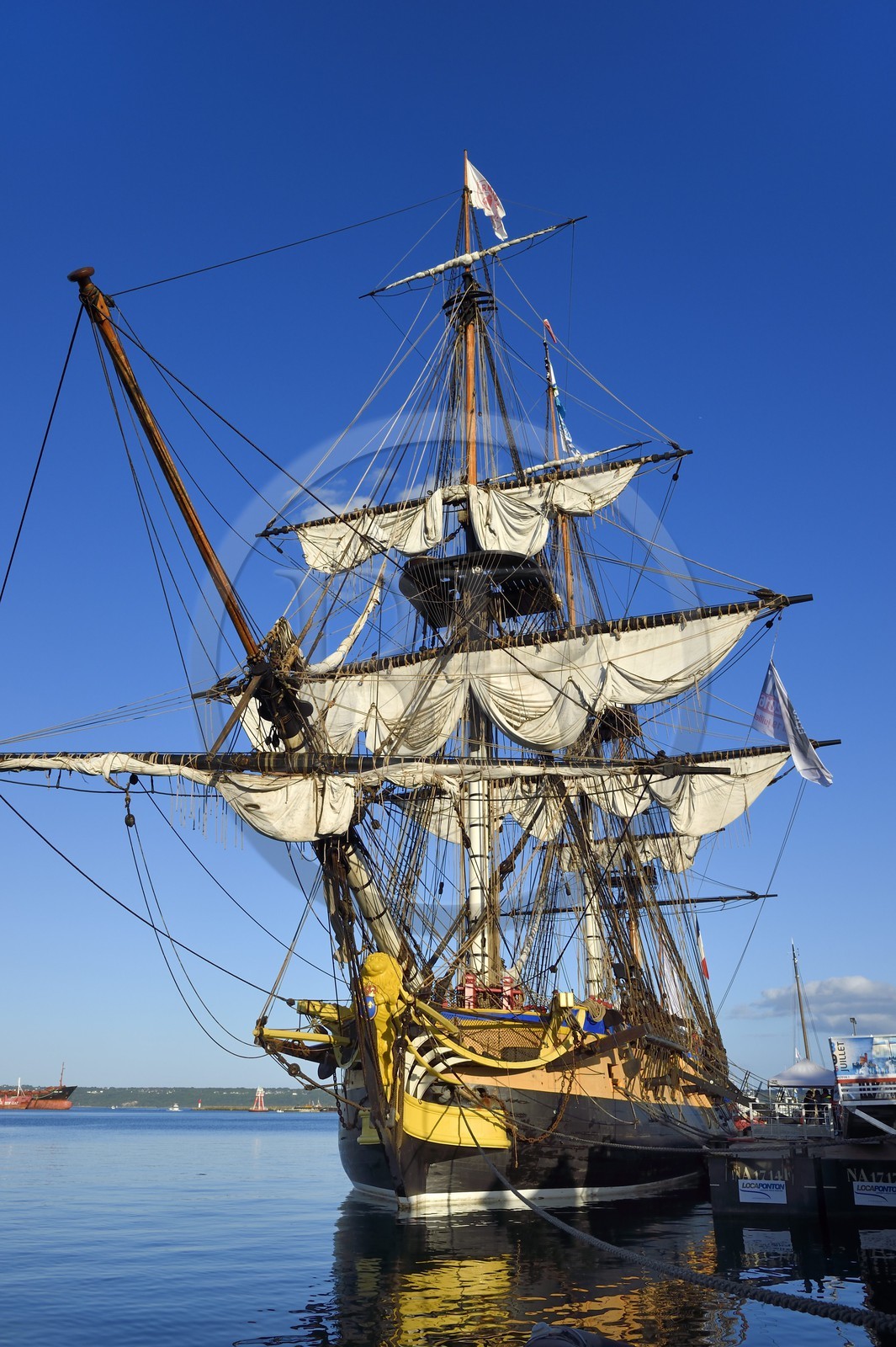 France, Finistère (29), port de Brest, la frégate L'Hermione, réplique du trois-mats qui transporta le marquis de Lafayette en Amérique en 1780, figure de proue