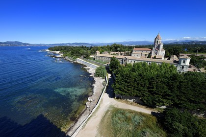 France, Alpes-Maritimes (06), Cannes, Iles de Lérins, Ile de Saint-Honorat, Abbaye de Lérins, l'église abbatiale et le monastère
