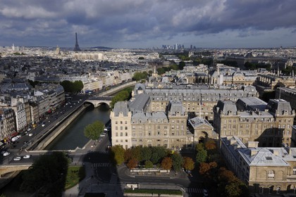 France, Paris (75), les rives de la Seine classées Patrimoine Mondial de l'UNESCO, île de la Cité, la préfecture de police au pied de la cathédrale Notre-Dame