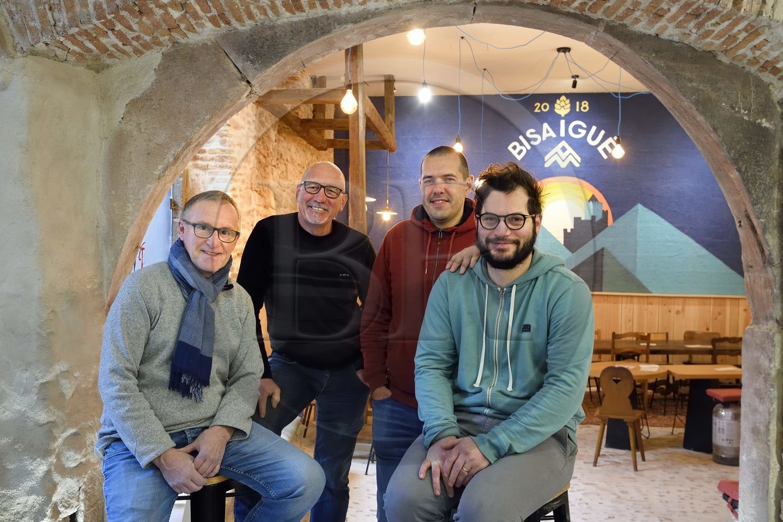 France, Haut-Rhin (68), Kaysersberg, Brasserie Bisaigue, le brasseur artisanal Thibaut Ancel (à droite) propose des proposant des bières non filtrées et non pasteurisées