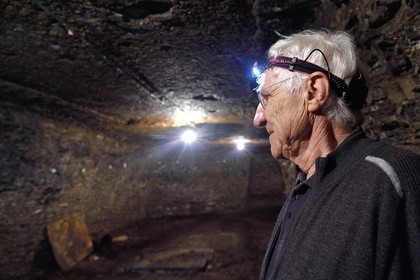 France, Puy-de-Dôme (63), Clermont-Ferrand, rue Pascal, René Ribeyre membre de l'association ACAVIC (Amis des Caves du Vieux Clermont) dans les caves en tuf sur trois niveaux de l'Hotel Martial de Grandseigne