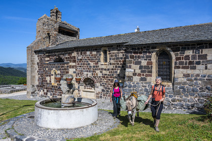 France, Haute-Loire (43), Le Monastier-sur-Gazeille, randonnée avec un âne sur le chemin de Stevenson (GR 70) devant l'église Saint Jean-Baptiste du IXe siècle