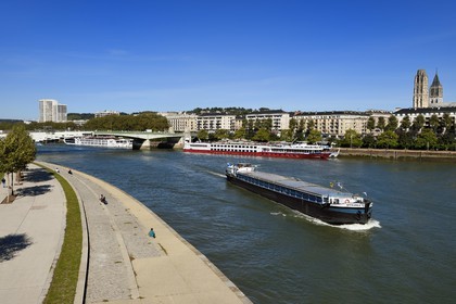 France, Seine-Maritime (76), Rouen, péniche sur la Seine et le Pont Boieldieu, la Cathédrale Notre-Dame en arrière plan