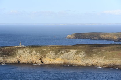 France, Finistère (29), Mer d'Iroise, Plogoff, le semaphore de la Pointe du Raz (vue aérienne)