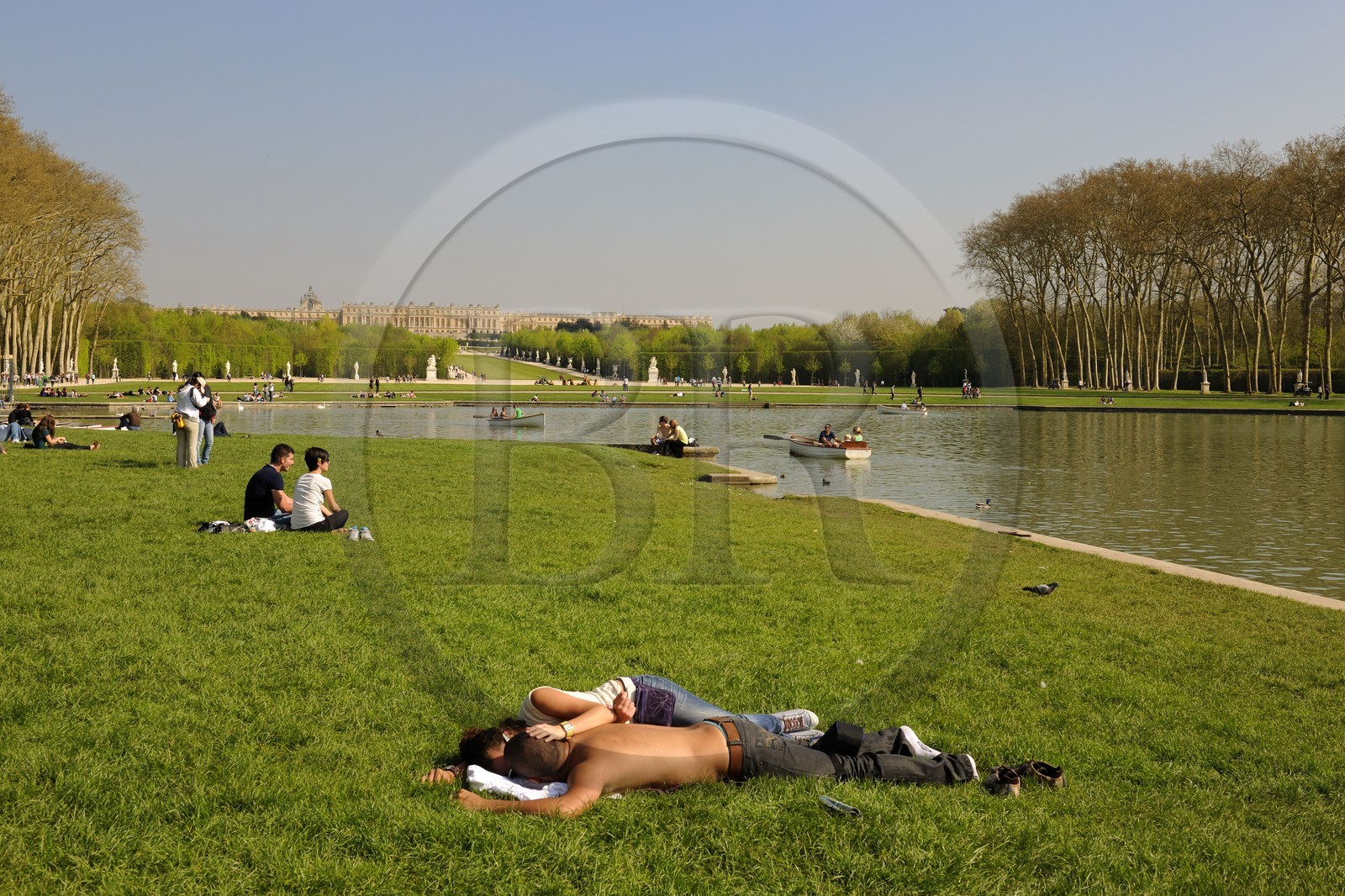 France, Yvelines (78), parc du château de Versailles, classé Patrimoine Mondial de l'UNESCO, le Grand Canal puis le bassin d'Apollon par Tuby avec le char d'Apollon et l'axe du Soleil vers le château