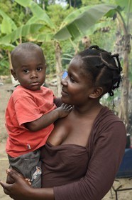 Gabon, province de Ogooué- Maritime, Omboué, région du Loango, mère et fils