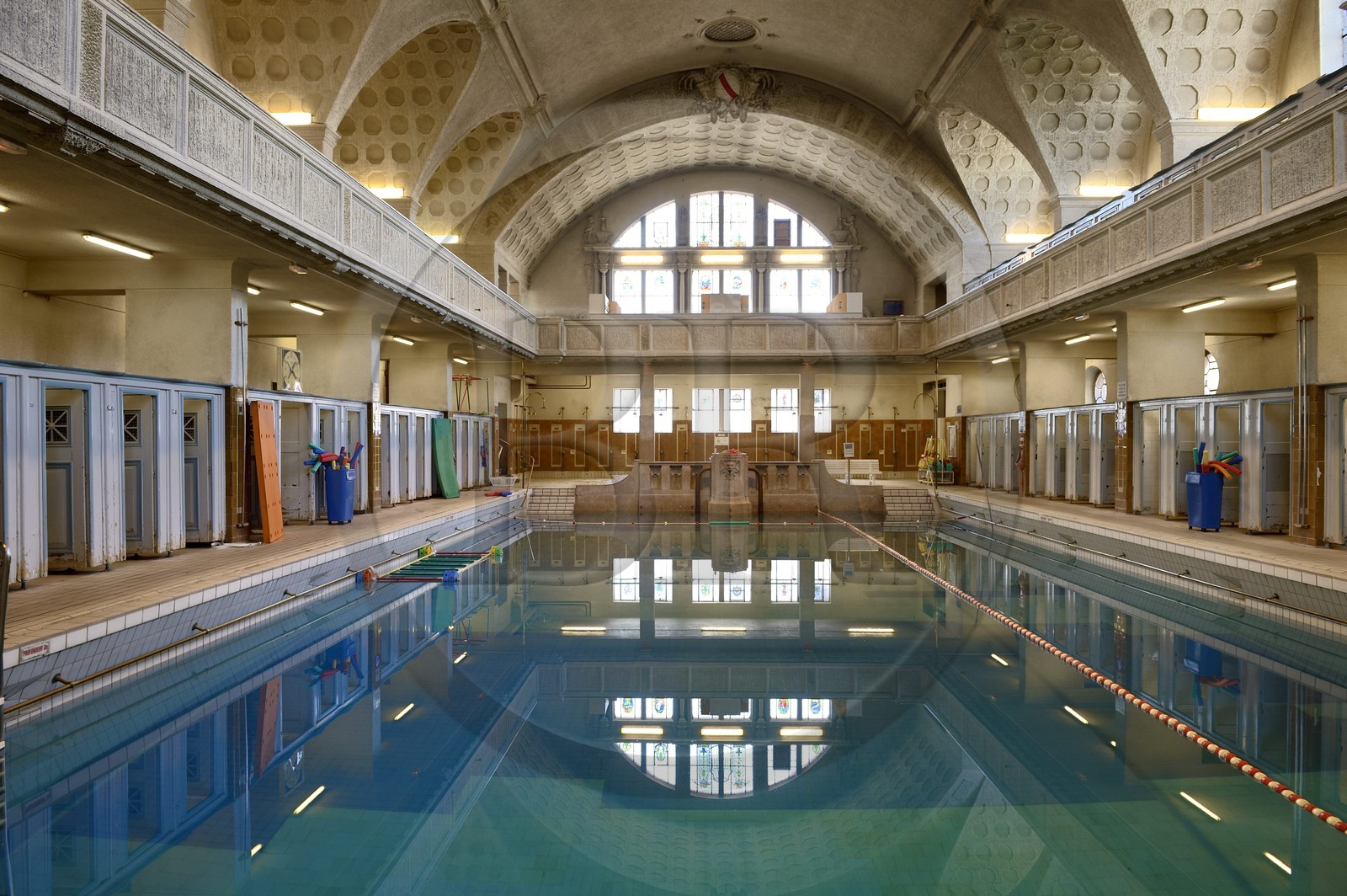 France, Bas-Rhin (67), Strasbourg, quartier de la Neustadt datant de la periode allemande, les Bains Municipaux (1901), piscine