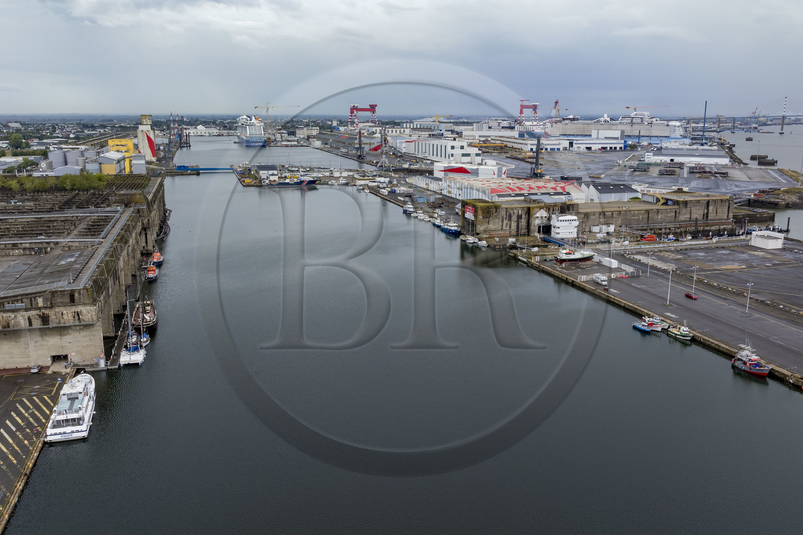 France, Loire-Atlantique (44), Saint-Nazaire, les anciennes bases sous-marines allemandes construites lors de la dernière guerre mondiale bordent le bassin à flot du port de Saint-Nazaire (vue aérienne)