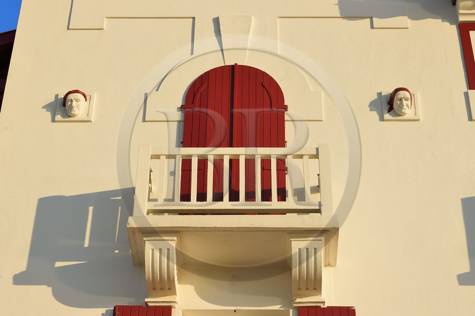 France, Pyrénées-Atlantiques (64), Pays-Basque, Saint-Jean-de-Luz, facade d'une villa du front de mer