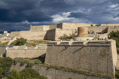 France, Bouches-du-Rhône (13), Marseille, Citadelle de Marseille (Fort Saint-Nicolas, le haut fort appelé fort d’Entrecasteaux) et la basilique Notre Dame de la Garde en arrière plan