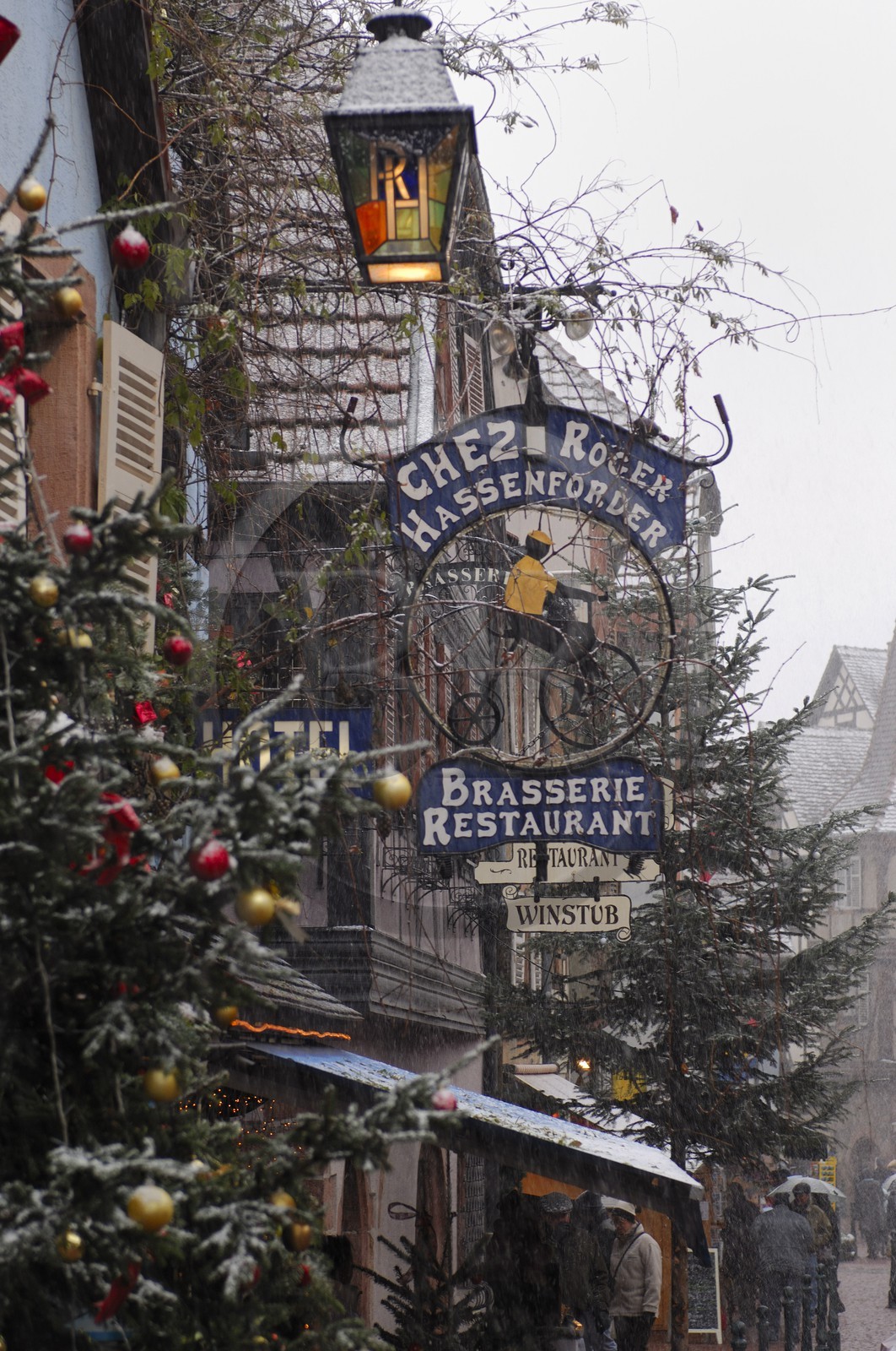 France, Haut Rhin (68), Kaysersberg a Noel, la rue du general De Gaule sous la neige