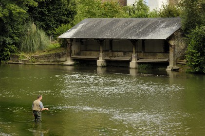 France, Loir-et-Cher (41), Lavardin, labellisé Les Plus Beaux Villages de France, lavoir en bordure du Loir