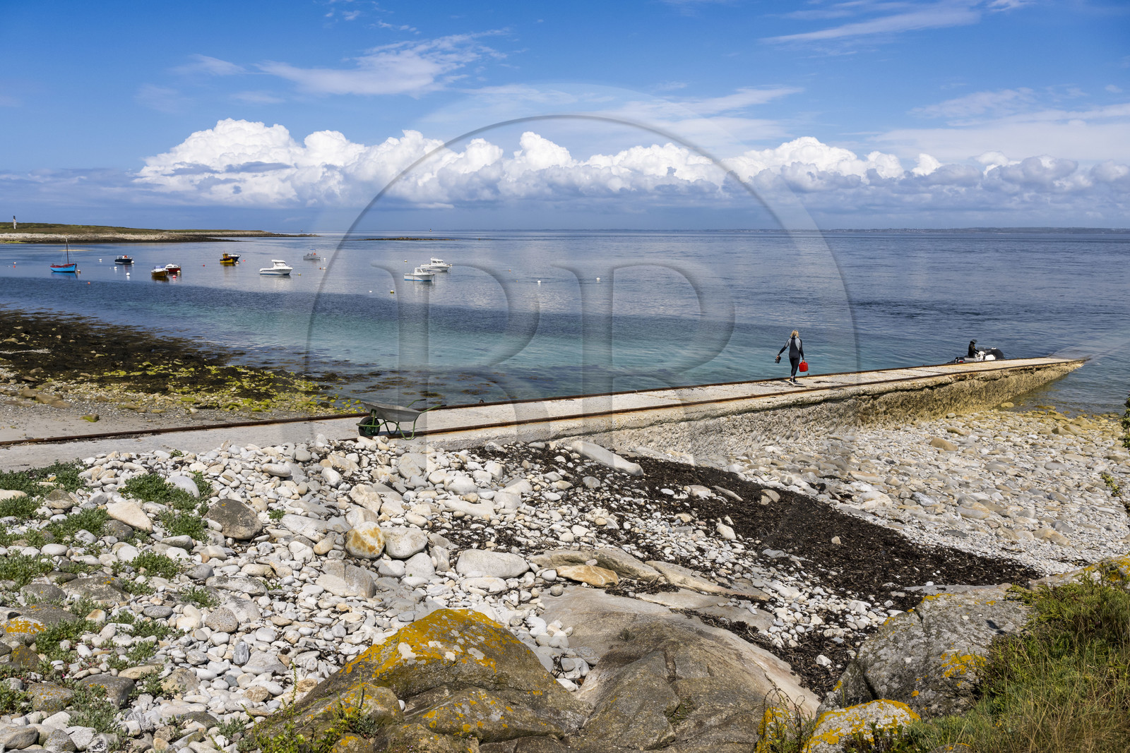 France, Finistère (29), Mer d'Iroise, Ile de Molène, sur la plage du port et l'ilot Lédenez Vraz en arrière plan