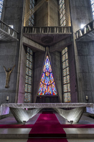 France, Charente-Maritime, Royan, église Notre-Dame de Royan construite de 1955 à 1958 par l'architecte Guillaume Gillet (Grand Prix de Rome), the choir and the central stained glass window representing the Virgin of the Apocalypse