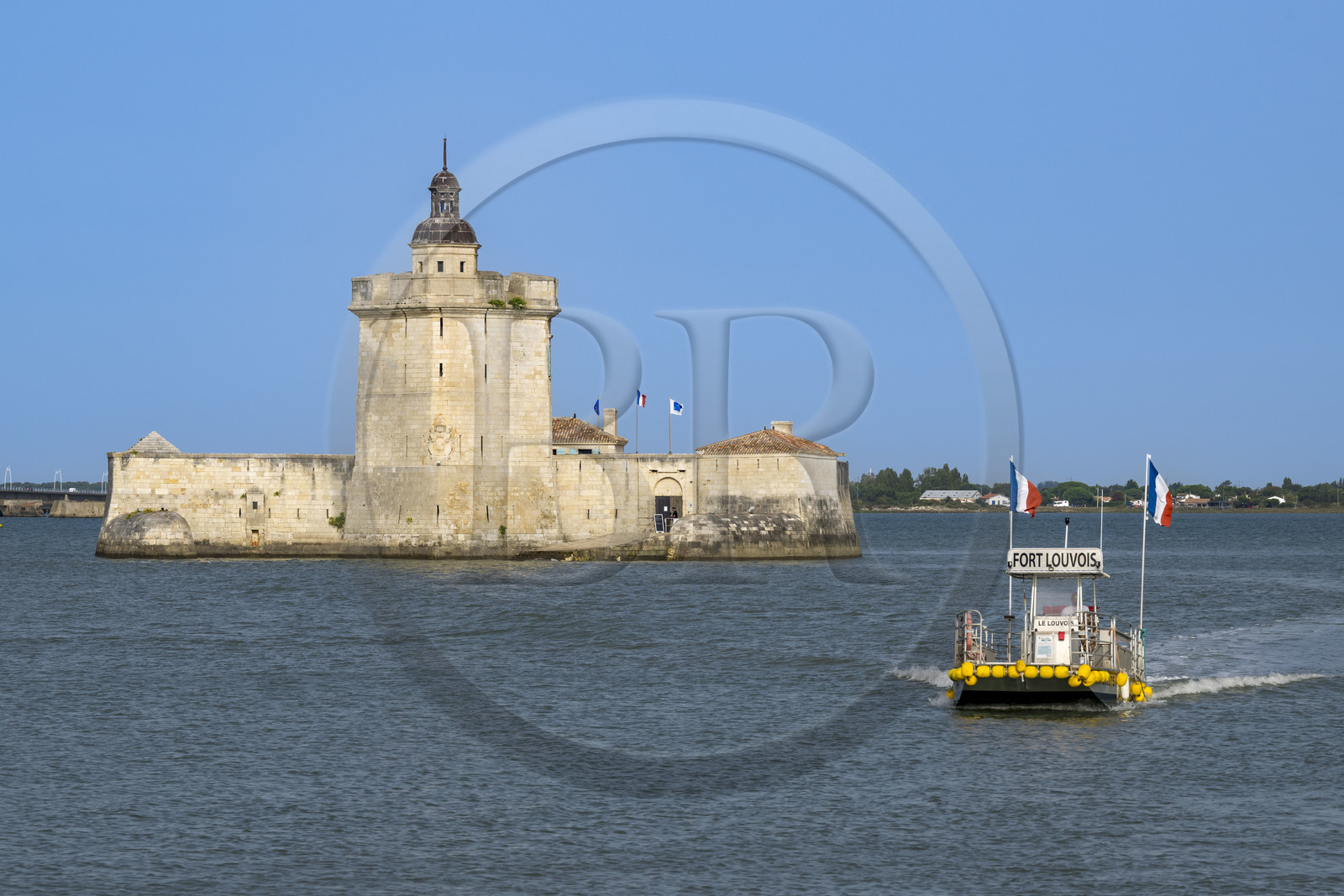 France, Charente-Maritime (17), Bourcefranc-le-Chapus, Fort Louvois aussi appellé Fort du Chapus et sa barge de liaison avec le continent