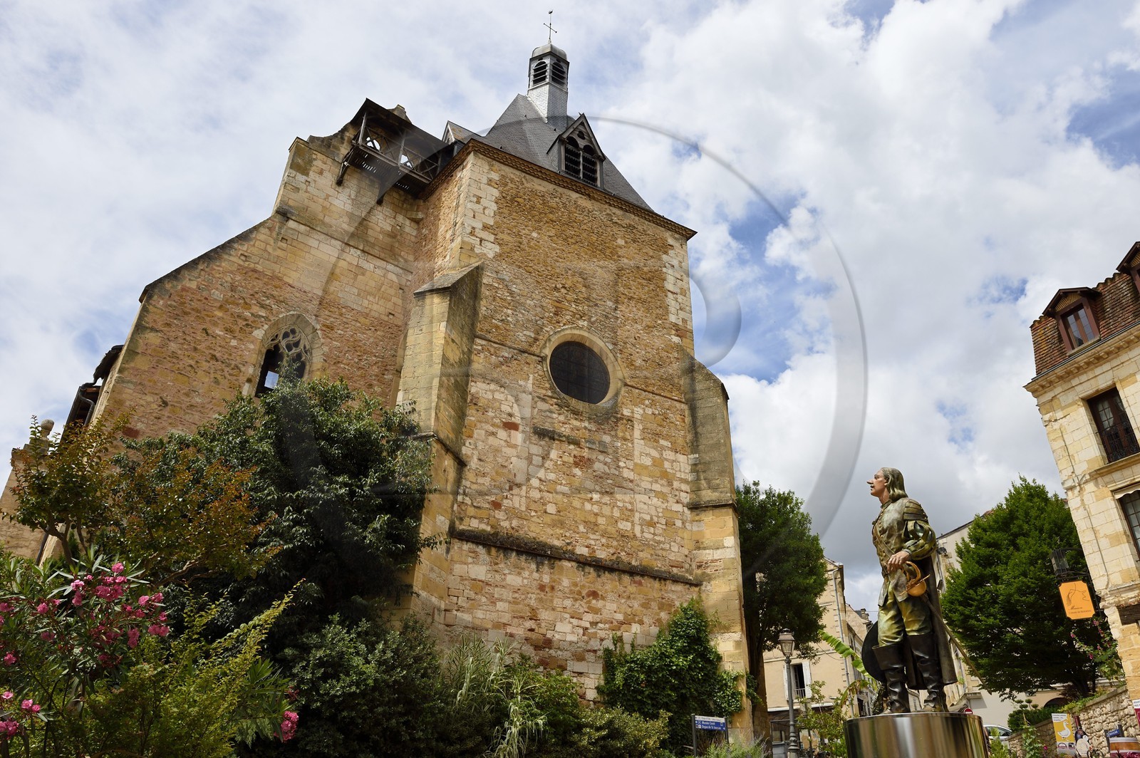 France, Dordogne (24), Périgord Pourpre, Bergerac, place Pélissière, statue de Cyrano de Bergerac par Mauro Corda en 2005 et église Saint Jacques