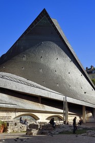 France, Seine-Maritime (76), Rouen, l'église Sainte-Jeanne-d'Arc a été élevée sur le lieu même du martyre, la forme du bâtiment représente un bateau retourné Viking et la forme de poisson