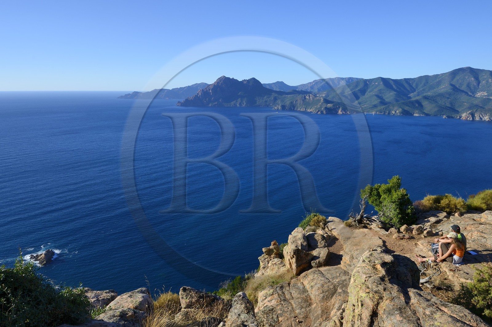France, Corse-du-Sud (2A), Golfe de Porto, classé Patrimoine Mondial de l'UNESCO, calanches de Piana aux rochers de granit rose depuis le lieu dit du Chateau-Fort, le Capo Senino et la Réserve naturelle de la presqu'île de Scandola en arrière plan
