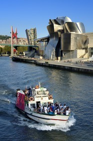 Espagne, Biscaye, Pays Basque espagnol, Bilbao, le musée Guggenheim de l'architecte Frank Gehry et Pont de La Salve avec l'installation de l'artiste français Daniel Buren Les Arches Rouges en arrière plan
