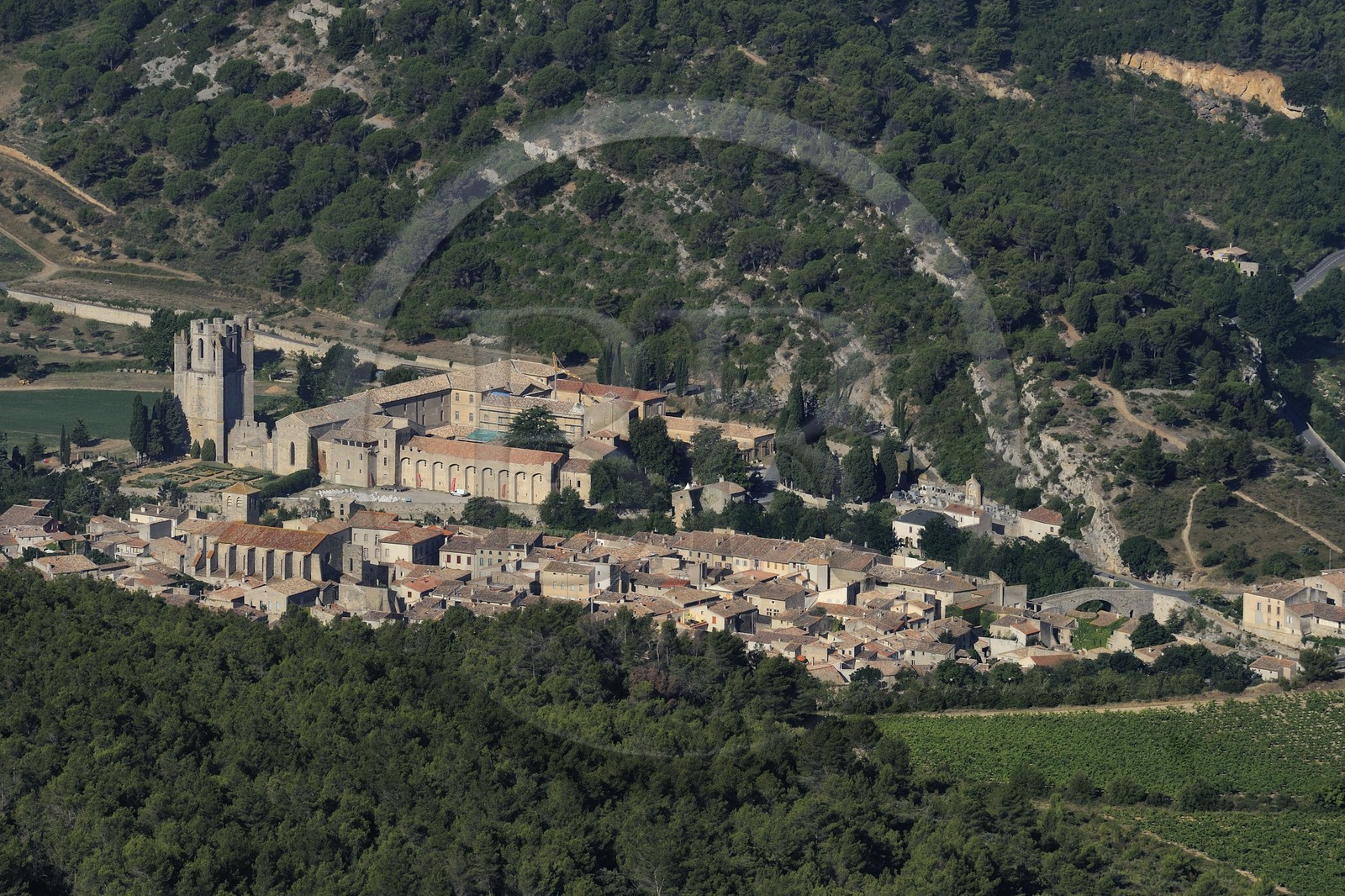 France, Aude (11), village de Lagrasse, labellisé Les Plus Beaux Villages de France, abbaye Sainte-Marie de Lagrasse (vue aérienne)