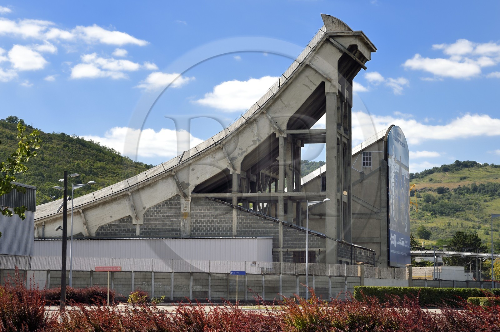 France, Puy-de-Dôme (63), Clermont-Ferrand, Pistes d'essai de l'usine Michelin de Cataroux, deux des trois toboggans longs de 450 m et dont les extrémités recourbées culminent entre 20 m et 30 m de haut