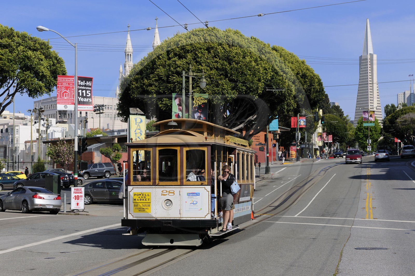 Etats-Unis, Californie, San Francisco, Cable car à l'angle de Columbus avenue et Lombard street dans le quartier de North Beach et le Transamerica Pyramid Building