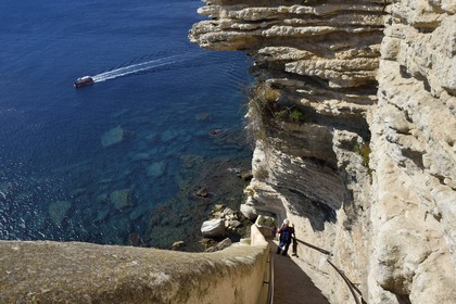 France, Corse-du-Sud (2A), Bonifacio, l'escalier du Roi-d'Aragon sculpté dans les falaises calcaires
