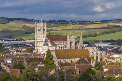 France, Yonne (89), Auxerre, la cathédrale Saint-Etienne et les collines qui entourent la ville en arrière plan (vue aérienne)