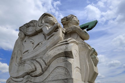 France, Seine-Maritime (76), Rouen, pont Boieldieu sur la Seine, oeuvre du sculpteur Jean-Marie Baumel qui représente les Vikings voguant sur un drakkar