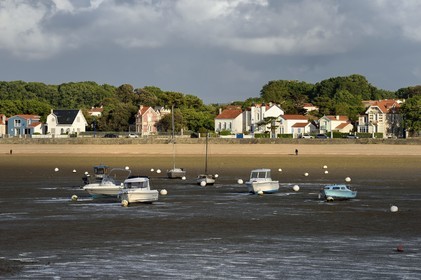 France, Charente-Maritime (17), Fouras, la plage nord à marée basse et les maisons du boulevard de l'Océan en arrière plan
