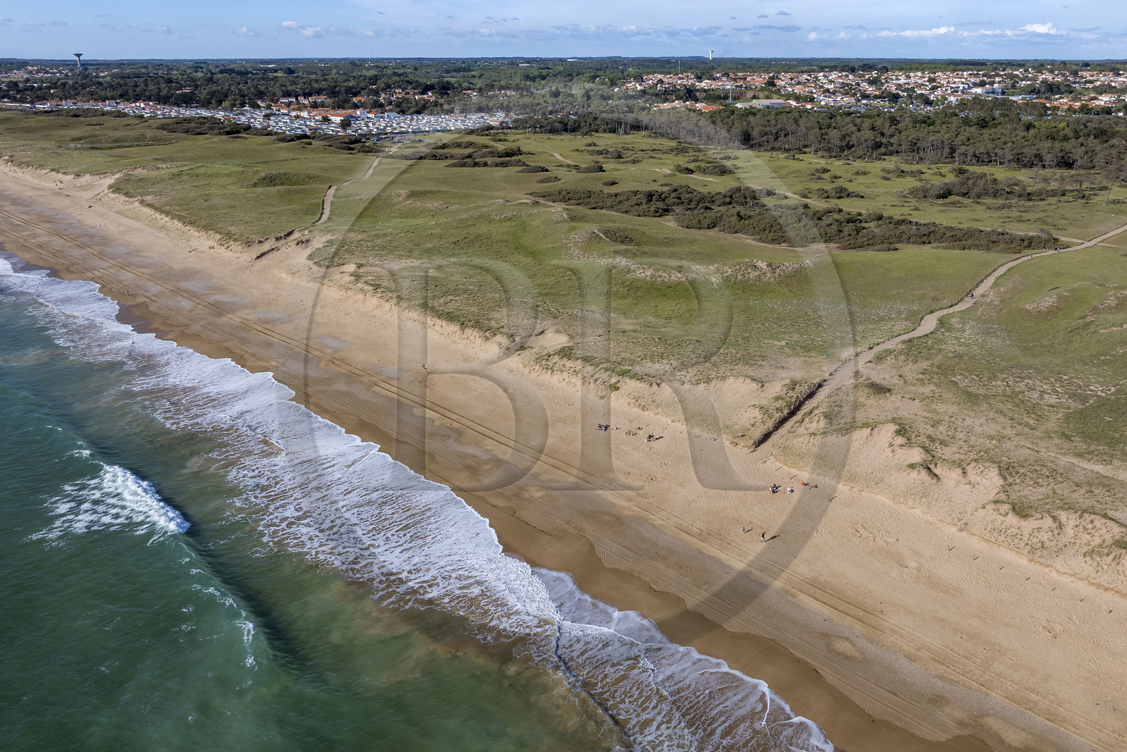France, Vendée (85), Bretignolles-sur-Mer, la plage des Dunes en été (vue aérienne)