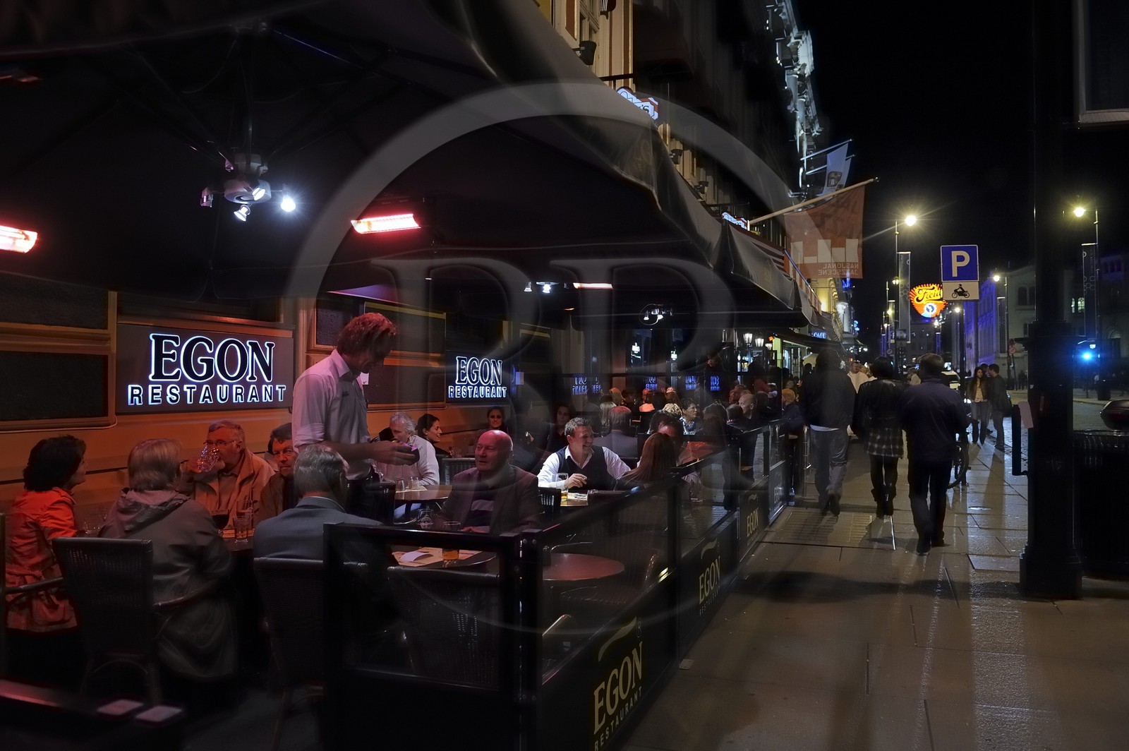 Norway, Oslo, bars and restaurants in Karl Johans Gate, one of the major shopping street of the town