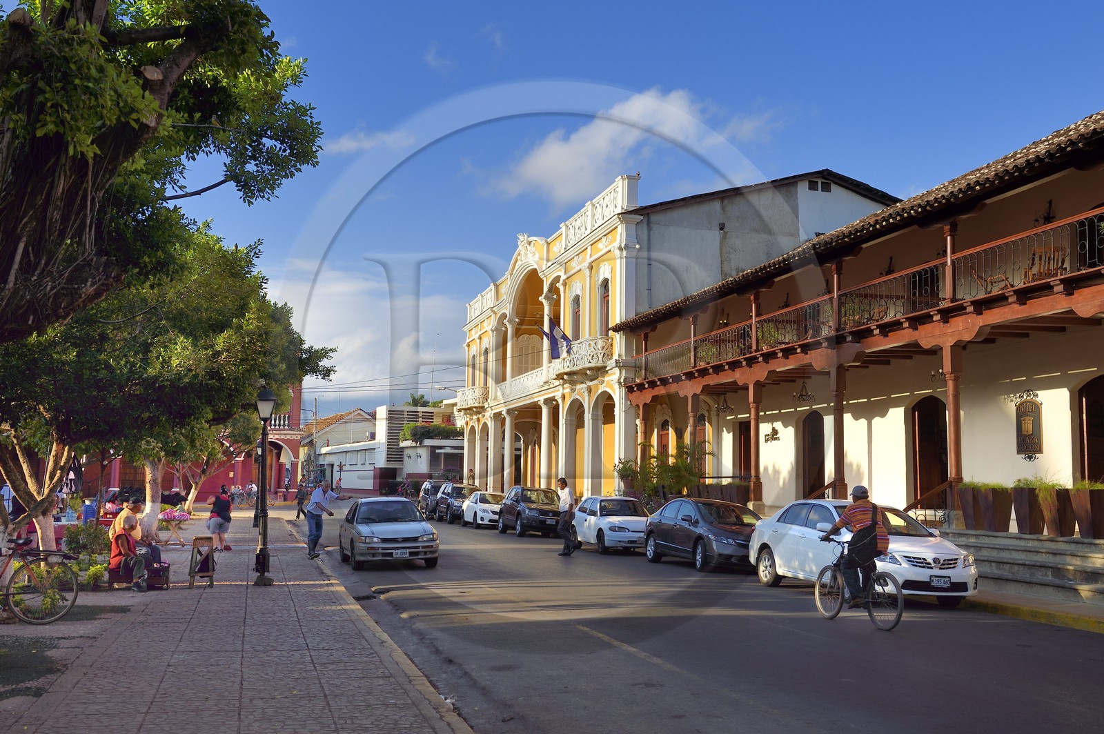 Nicaragua, Granada, maisons coloniales sur le Parque Central (Parque Colon), l'Hotel Colon sur la droite