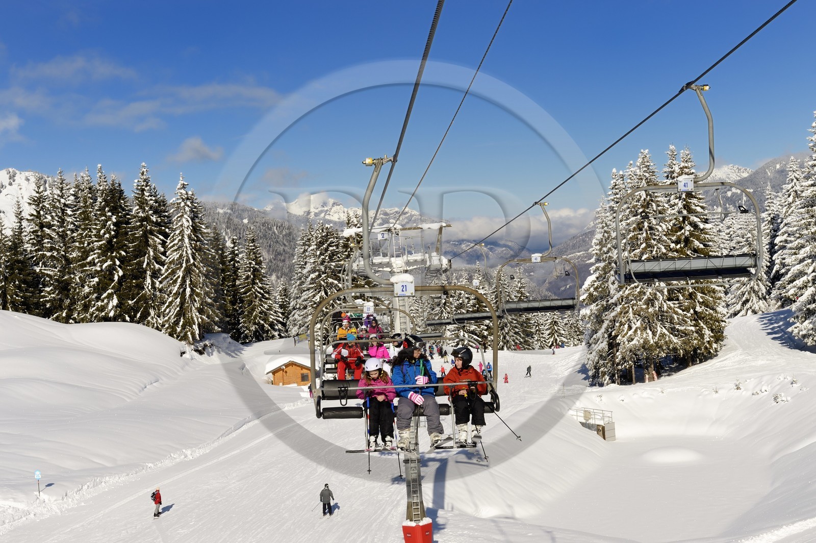 France, Haute-Savoie (74), Morzine, la vallée d'Aulps, massif du Chablais, domaine skiable des Portes du Soleil, télésiège du Belvédère du Pléney (1554m)