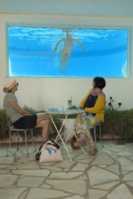 France, Var (83), Iles d'Hyères, Parc national de Port Cros, Ile du Levant, domaine naturiste d'Héliopolis, Hotel La Brise Marine, la directrice Valérie Vich dans sa piscine aquarium