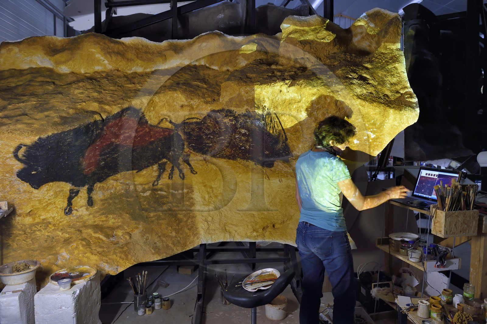 France, Dordogne (24), Montignac, l’Atelier des Fac-Similés du Périgord (AFSP) spécialisé dans la reproduction minérale de parois ornées de la préhistoire et en charge de la reconstitution fidèle des parois de la grotte de Lascaux, reproductions des peintures, mention obligatoire Atelier des Fac-Similés du Périgord