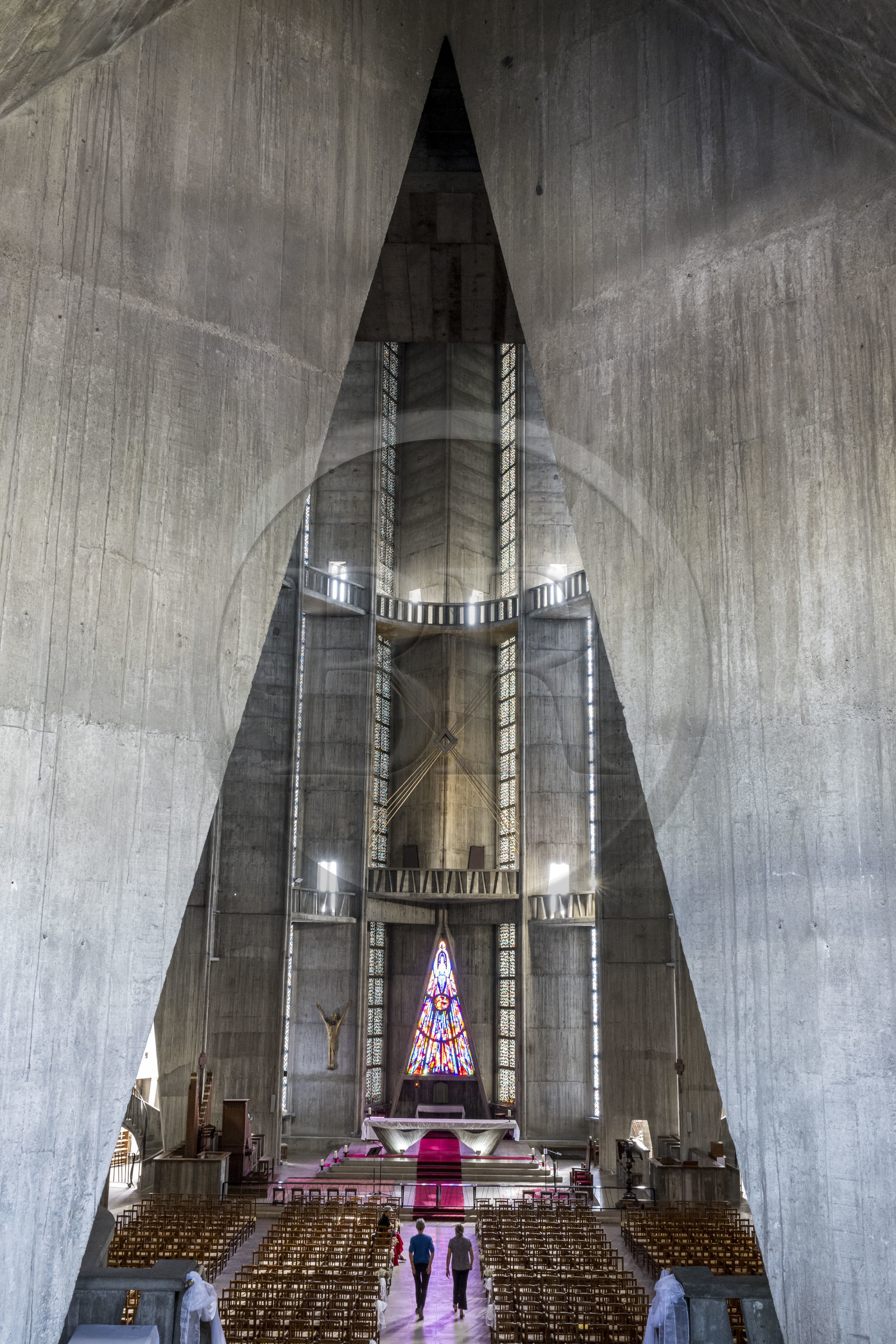 France, Charente-Maritime (17), Royan, église Notre-Dame de Royan construite de 1955 à 1958 par l'architecte Guillaume Gillet (Grand Prix de Rome), le chœur et la nef vu depuis l'entrée