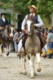Argentine, province de Buenos Aires, San Antonio de Areco, fête du Jour de la Tradition (Dia de la Tradicion), défilé de gauchos à cheval en habit traditionnel, à noter les Botas de Potro - bottes faites d'une seule pièce de cuir sans couture dans les extrémités postérieures des chevaux