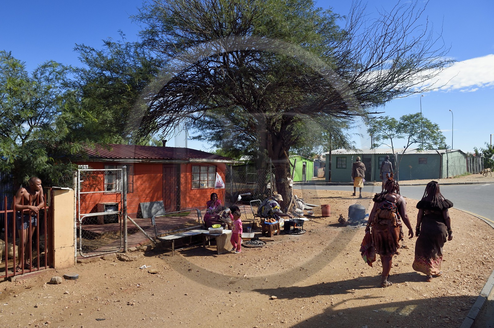Namibie, région de Khomas, Windhoek, township de Katutura, femme Himba portant son enfant sur le dos