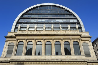 France, Rhône (69), Lyon, site historique classé Patrimoine Mondial de l'UNESCO, façade de l'opéra de Lyon par l'architecte Jean Nouvel, les muses du fronton