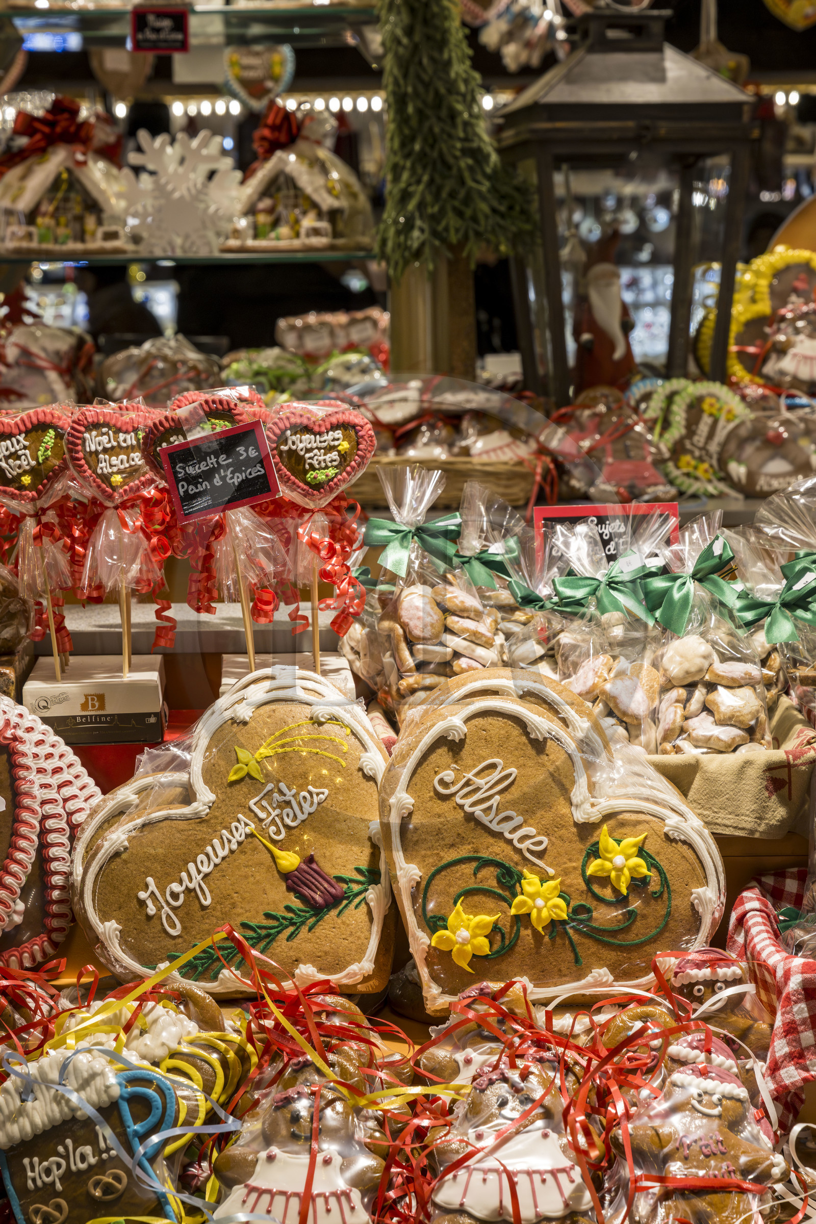 France, Bas-Rhin (67), Strasbourg, vieille ville classée au Patrimoine Mondial de l’UNESCO, Marché de Noel (Christkindelsmarik) de la place Broglie, vente de pains d'épices et autres gateaux