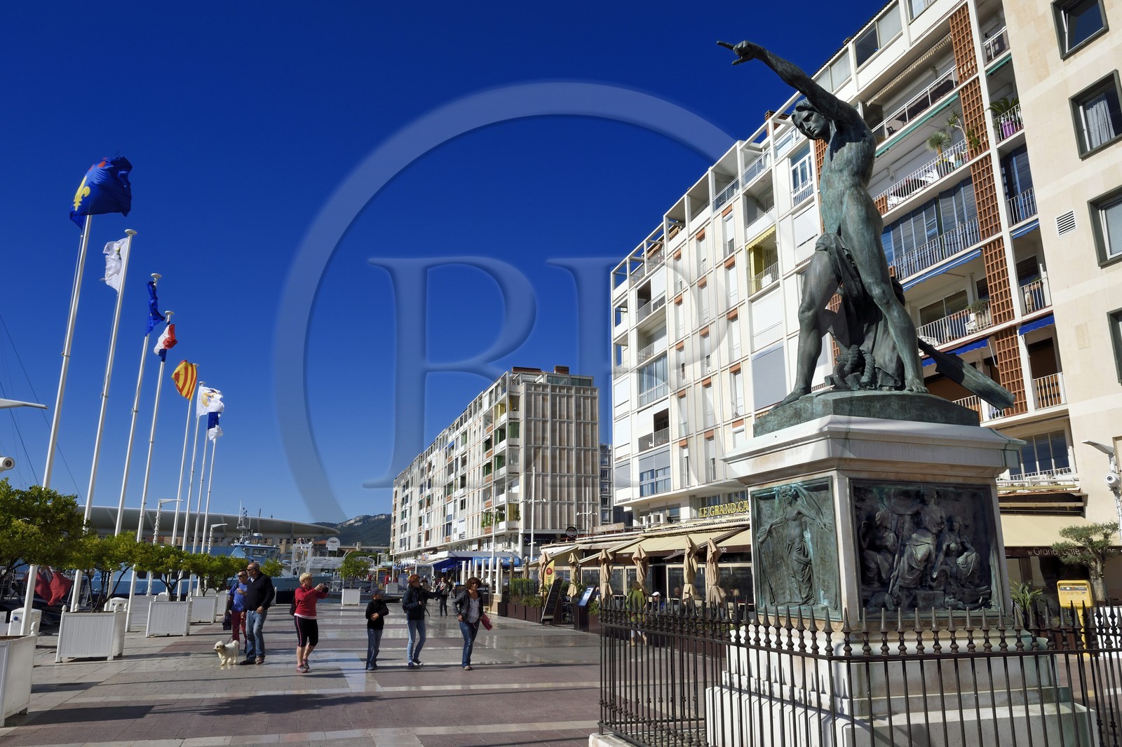 France, Var (83), Toulon, quai Cronstadt, statue du Génie de la Navigation de 1847 appelée Cuverville par les toulonnais devant les barres d'immeubles conçues par De Mailly suite aux bombardements de 1944