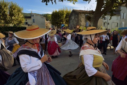 France, Var (83), Massif des Maures, Collobrières, groupe de danseurs et musiciens traditionnels provencaux à la fêtes de la châtaigne