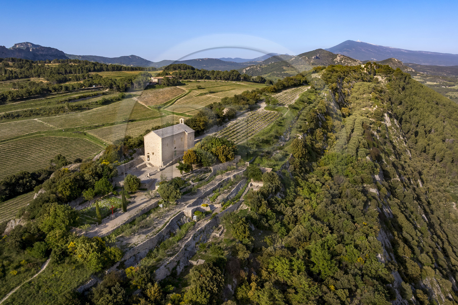 France, Vaucluse (84), Dentelles de Montmirail, Beaumes-de-Venise, la chapelle Saint-Hilaire dont l'implantation date du VIe siècle sur le plateau des Courens et le Mont Ventoux en arrière plan (vue aérienne)