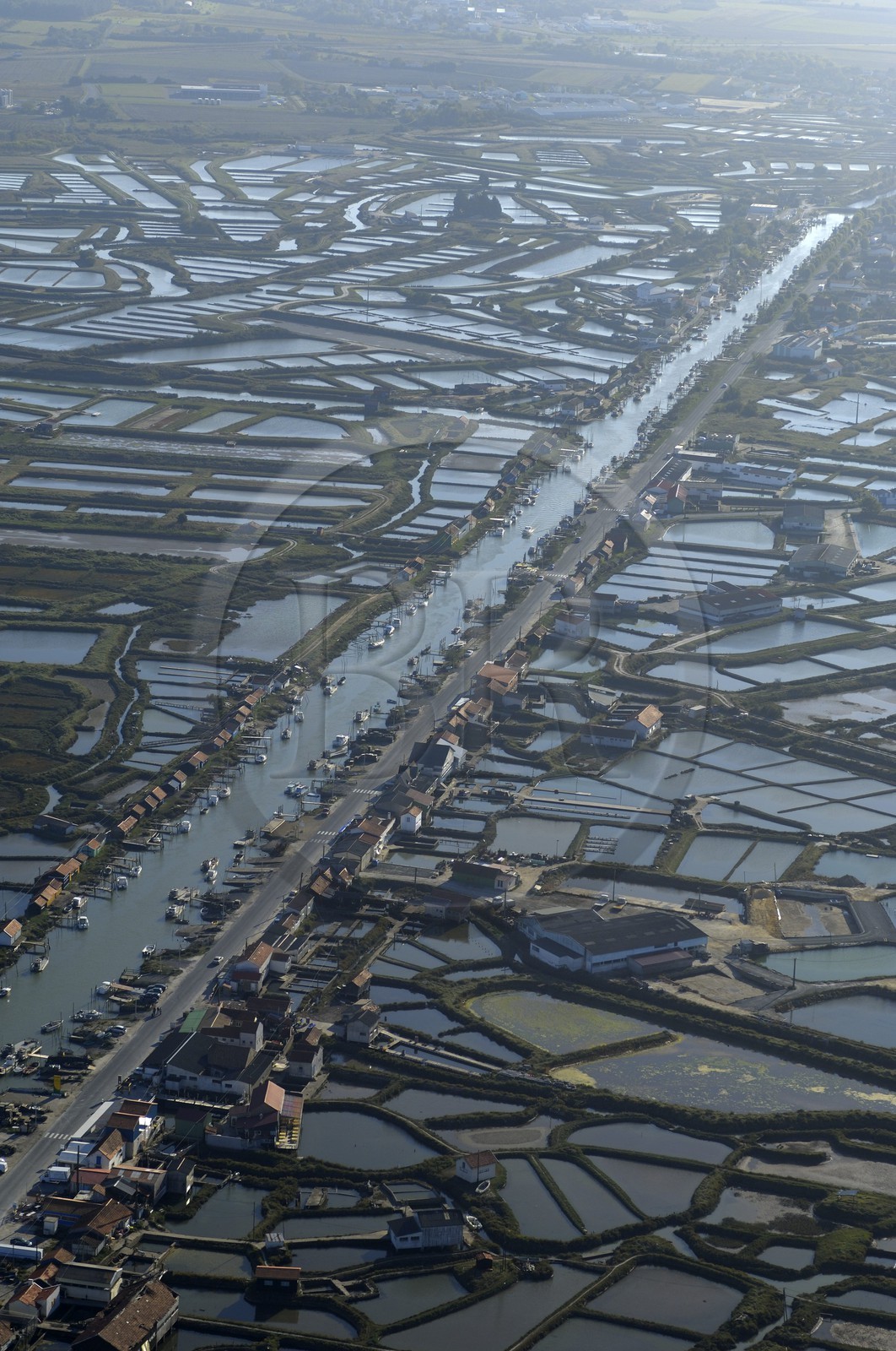 France, Charente-Maritime (17), bassin de Marennes-Oléron, La Tremblade, port de la grève (vue aérienne)